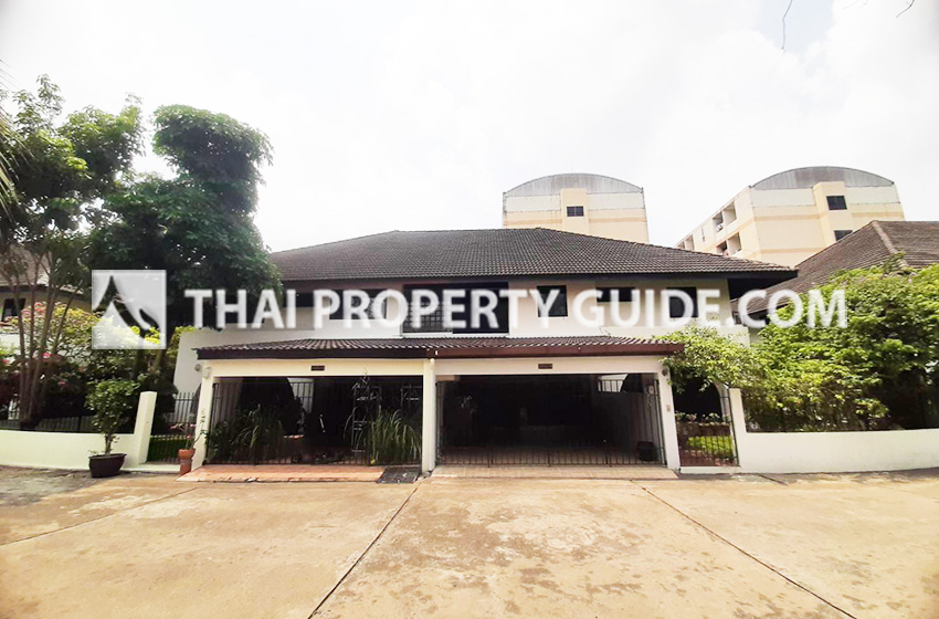 House with Shared Pool in Sukhumvit